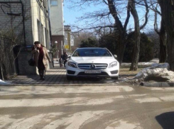 Автохама на «Мерседесе» за парковку на тротуаре в центре Ставрополя оштрафовали на тысячу рублей