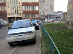 Паркуюсь, как хочу: нарушители в юго-западном районе Ставрополя мешают передвигаться женщинам с колясками