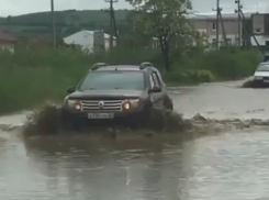 Грязная река вместо дороги возмутила жителей Ставрополья и попала на видео