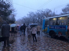 Толпы на остановках, пробки и затопленные улицы: как Ставрополь пережил очередной снег