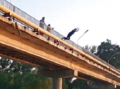 Прыжок пьяной девушки с моста и его плачевные последствия в Ставропольском крае попали на видео