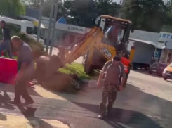 Коммунальщики в Михайловске «пританцевали» новый асфальт к земле