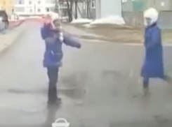 Девочка-регулировщик попала на видео и вызвала восторг у жителей Ставрополя