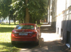 Паркуюсь как хочу: иномарка с московскими номерами нагло заняла тротуар около коррекционной школы Ставрополя