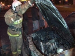 Автомобиль внезапно загорелся на сельской улице на Ставрополье