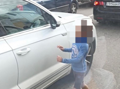 В центре Ставрополя несовершеннолетний ребенок без родителей ходит по проезжей части