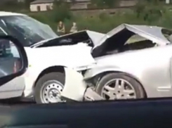 «Французский поцелуй» белой «Приоры» и «Мерседеса» на выезде из Кисловодска сняли на видео