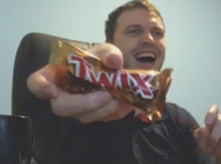 Коварный сладкоежка дождался ухода продавщицы и вынес из магазина целую коробку «Твикс» на Ставрополье 