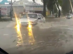 «Плавающие» по дорогам из-за ливня машины в Пятигорске попали на видео