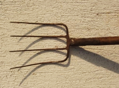 Пенсионер угрожал односельчанке вилами