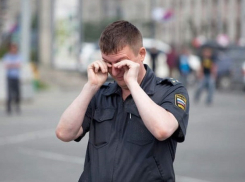 Переломы плеча и бедра получила женщина от выкручивавшего ей руку агрессивного полицейского на Ставрополье