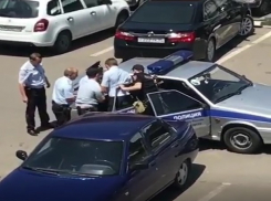 Шестеро полицейских с трудом затолкали в машину агрессивного «рычащего» мужчину в Пятигорске