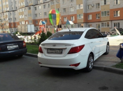 Паркуюсь как хочу: автохам на белом «Солярисе» продемонстрировал «мастерство» парковки жителям Ставрополя