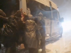 Выталкивать автобус из снежного плена и оставлять детей дома пришлось жителям Ставрополя из-за непогоды