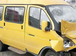 Маршрутка в МинВодах столкнулась с легковым автомобилем