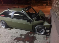 Лихач на тюнингованном ВАЗ-2108 влетел в стену в Пятигорске