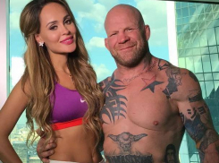 Ставропольская красавица Анна Калашникова «засветилась» на пикантном снимке со звездой ММА Джеффом Монсоном