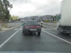 Захватывающее видео погони за едва не сбившим женщину «бесправным» водителем «десятки» появилось на Ставрополье