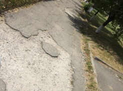 Разбитый тротуар перед студенческим общежитием в Ставрополе вызвал негодование молодой мамы с коляской