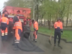 Укладка асфальта в дождь довела до споров жителей Ставрополя