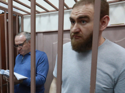 Экс-сенатора КЧР Рауфа Арашукова и его отца оставили за решеткой еще на четыре месяца