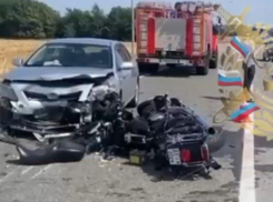 Супружеская пара из Ставрополья разбилась на мотоцикле под Краснодаром спустя день после покупки