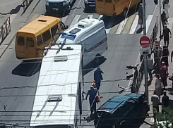 Две пассажирки пострадали в серьезном ДТП с вылетевшим на «красный» автобусом и джипом в Ставрополе