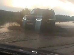 Сильный ливень и град затопили дороги Михайловска