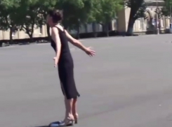 Осквернившая памятник Ленину неадекватная женщина незадолго до задержания попала на видео 