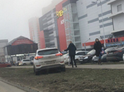 Наглую «парковщицу 9999 уровня» обсуждают ставропольцы