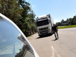 Разъяренный дальнобойщик избил водителя «легковушки» и испортил его авто в Ставрополе