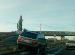 Внедорожник BMW при выезде из города налетел на ограждение в Ставрополе