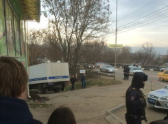 В Кисловодске толпа окружила признавшегося в убийстве Артема Акопяна во время следственного эксперимента 