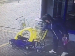 Бессовестная кража кошелька из детской тележки в гипермаркете попала на видео в Ставрополе