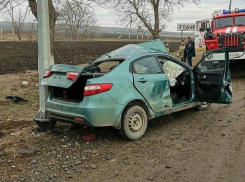 На Ставрополье легковушка протаранила столб. Есть погибшие