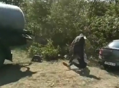 Агрессивный водитель ассенизатора слил нечистоты в лес и напал на лесника под Ставрополем