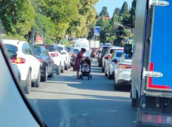 За прогулку с маленькими детьми по проезжей части в Сочи задержали 24-летнюю ставропольчанку