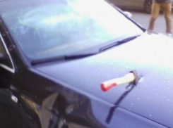 Топор метнула 51-летняя спорщица в автомобиль оппонентки на Ставрополье