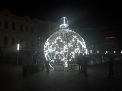 Фотосессии на фоне новогоднего шара стали любимым занятием ставропольцев на выходных