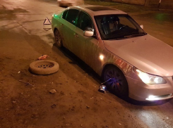 Дорогая иномарка лишилась колеса из-за глубокой ямы на дороге в Ставрополе