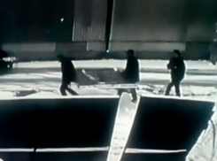 Кража металлических ворот в Ессентуках попала на видео