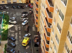 В Ставрополе из окна многоэтажки выпала девушка