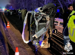 Двое в больнице, авто на боку: авария с участием пяти машин произошла на Ставрополье