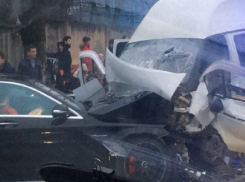 Жесткая авария с участием «маршрутки» и «Мерседеса» произошла в Ставрополе - есть пострадавшие 