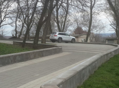 Автохам на белом джипе припарковал авто в пешеходной зоне на Крепостной горе