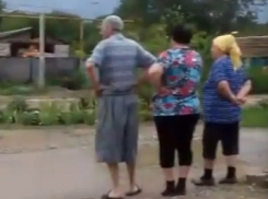 Бурная река на месте канавы подтопила дома и попала на видео в Ставропольском крае 