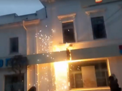 В Ставрополе возле мэрии взорвалась вывеска