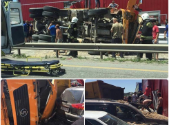 В Пятигорске КамАЗ с щебнем сбил пешеходов и опрокинулся на автостоянку