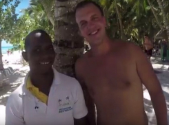 «Ташла рулит!»: веселый молодой человек научил жителя Доминиканы передавать привет Ставрополю