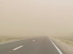 Почти нулевая видимость из-за пыльной бури на восточных трассах Ставрополья